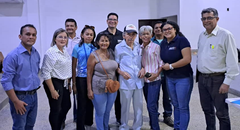 Productores y locutores junto al afamado locutor de Zaraza José Rafael Hernández