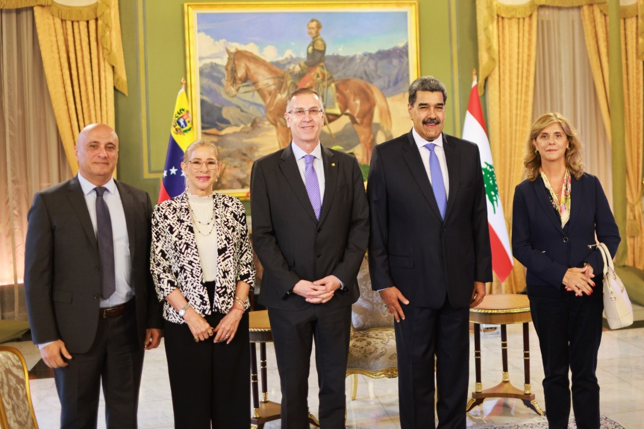 Presidente Maduro condecora embajadores de países hermanos