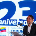 Vicepresidente Ñáñez entrega reconocimiento a trabajadores MIPPCI
