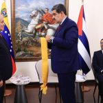 Venezuela otorga máxima condecoración diplomática a embajador de Cuba