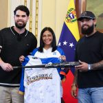 «Nosotros también vamos a hacer la remontada del siglo para la victoria final que se merece nuestra Patria»: Presidenta (E) Delcy Rodríguez desde Miraflores junto a los campeones de la Serie de las Américas