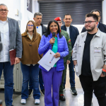 “Esta es la senda que nosotros estamos buscando para nuestro país, que Venezuela no se detenga, que avance y crezca con paz económica, política y social”: Presidenta (E) Delcy Rodríguez desde planta procesadora de alimentos Río de Oro