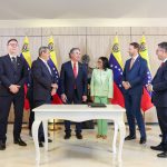 Presidenta (E) Delcy Rodríguez aseguró que firmas de convenios con petroleras estadounidenses reflejan la sinergia que puede tener Venezuela con otros países del mundo en beneficio del pueblo 