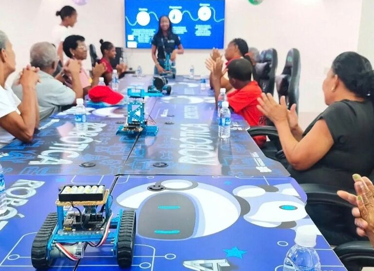 Infocentro en Miranda Capacitó a adultos mayores en tecnología y robótica