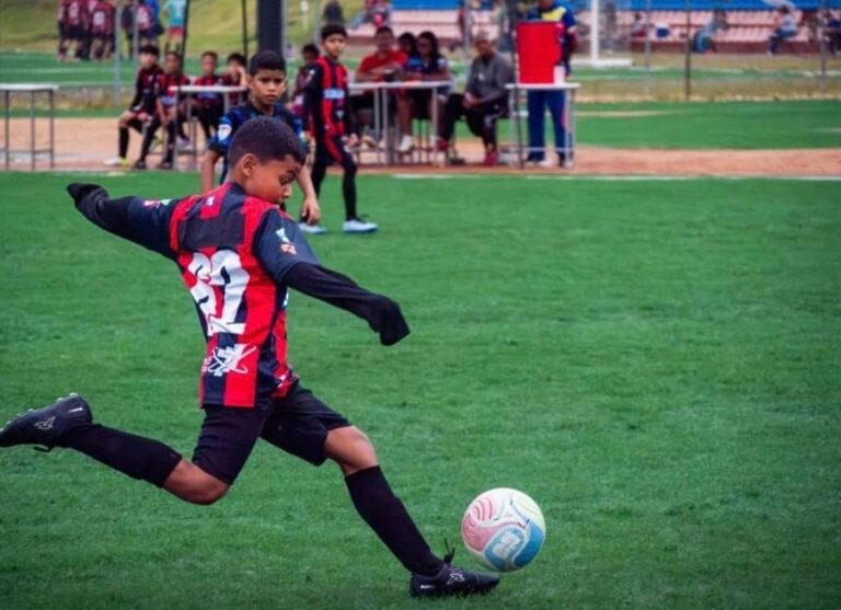 Las instalaciones de la Universidad Nacional de las Comunas (Unacom), ubicadas en el estado Carabobo, albergaron los encuentros de las categorías Sub-12 y Sub-14 de la Copa Libertador Tricolor Venezuela 2026. Esta cita deportiva, organizada mediante el Vicerrectorado para la Democracia y Sociedad Comunal junto a la viceministra y vicerrectora Kelly Pacheco, en alianza con la Asociación Nacional Liga de Fútbol de Desarrollo, reunió a 28 equipos provenientes de siete estados del país para consolidar la masificación del deporte y la integración de la juventud comunal.