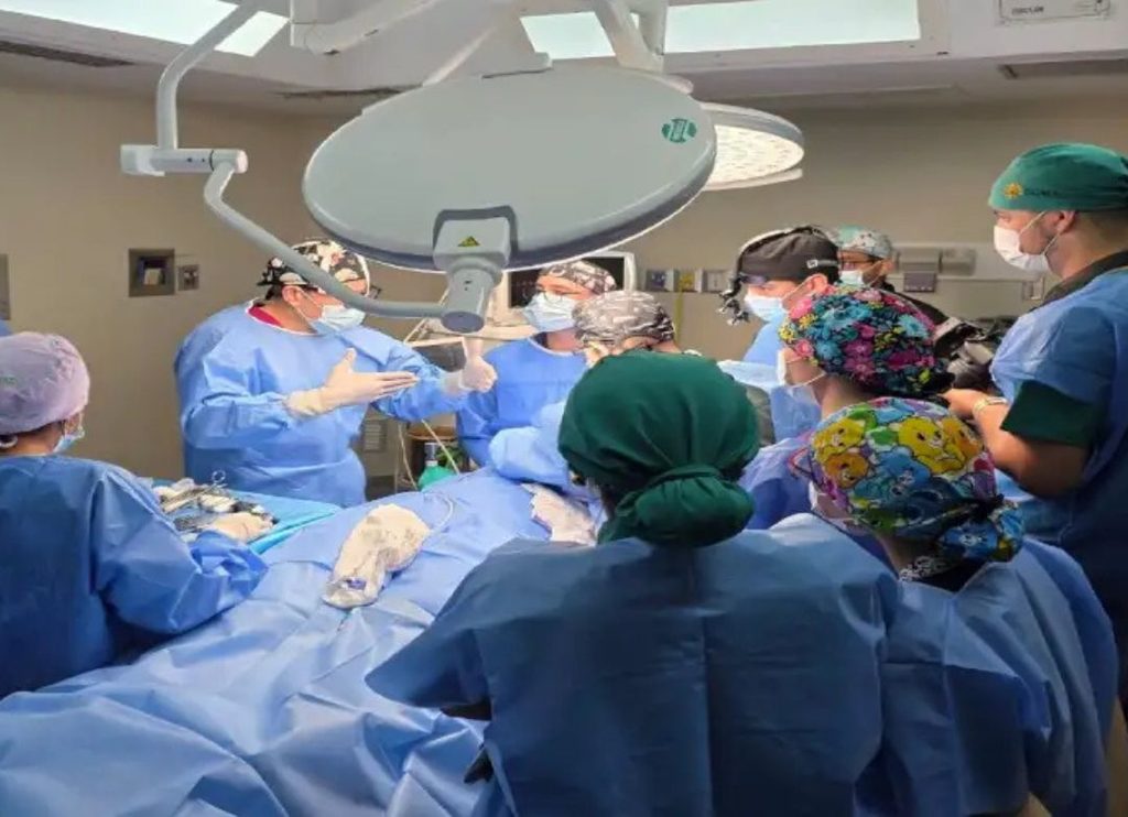 En el contexto del Plan por la Salud y la Vida 2026, en el estado Miranda registró un balance altamente positivo en el área médico-quirúrgica tras superar las 850 intervenciones traumatológicas gratuitas en el Hospital Ana Francisca Pérez de León II. El despliegue favoreció a cientos de ciudadanos que recuperaron su movilidad y calidad de vida a través de procedimientos de alta efectividad clínica. 