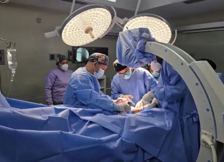 En el contexto del Plan por la Salud y la Vida 2026, en el estado Miranda registró un balance altamente positivo en el área médico-quirúrgica tras superar las 850 intervenciones traumatológicas gratuitas en el Hospital Ana Francisca Pérez de León II. El despliegue favoreció a cientos de ciudadanos que recuperaron su movilidad y calidad de vida a través de procedimientos de alta efectividad clínica. ​