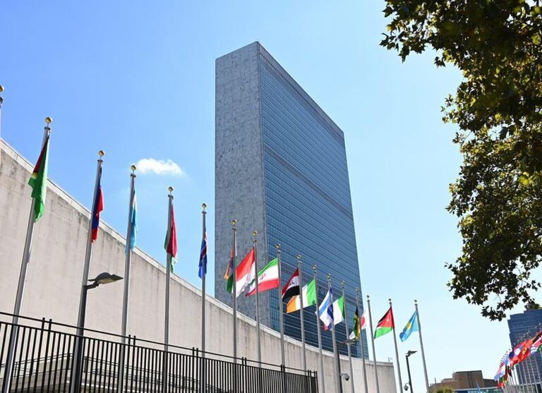 Desde su instalación permanente en Nueva York en 1952, la Organización de las Naciones Unidas (ONU) permanece como el escenario geopolítico central de la historia moderna. Fundada el 24 de octubre de 1945 con la firma de la Carta de las Naciones Unidas por 51 Estados con Venezuela entre sus miembros originarios, la institución nació para evitar la conflagración bélica, salvaguardar los derechos humanos y fortalecer el Derecho Internacional. Su sede en Manhattan goza de un estatus extraterritorial sobre un suelo soberano de carácter internacional, resguardado por normas y cuerpos de seguridad propios. ​