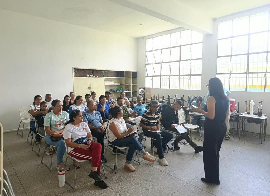 Fundación para el Desarrollo de la Ciencia y la Tecnología (Fundacite) del estado Carabobo y la Alianza Científico-Campesina, en articulación con la Alcaldía de Bejuma y la Universidad Nacional Experimental del Sur del Lago (Unesur/Uncez), realizaron con éxito el taller de formación sobre Biofábricas y Biodigestores. Esta jornada académica tuvo como fin principal el fortalecimiento del conocimiento técnico y la transferencia de herramientas ecológicas a los productores locales. A través de este esfuerzo conjunto, las instituciones promueven modelos agroecológicos orientados a la mitigación del cambio climático y a la optimización de los recursos orgánicos en el sector agrícola.