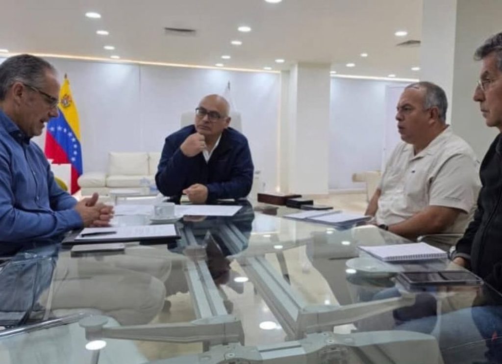 Ministro del Poder Popular para la Salud, Dr. Carlos Alvarado, sostuvo un encuentro de trabajo con el Doctor en Farmacia e investigador de la Universidad del País Vasco, Gorka Orive. La reunión técnica tuvo como objetivo principal la evaluación de convenios y alianzas estratégicas orientadas al desarrollo de la investigación farmacológica en Venezuela.