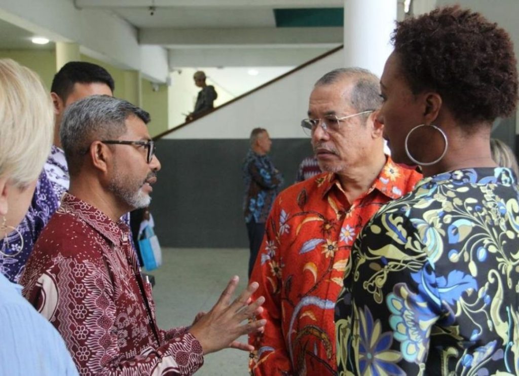 Ministerio del Poder Popular para la Cultura (MinCultura) y la Embajada de la República de Indonesia desarrollaron una agenda cultural conjunta en las instalaciones de la U.E.N. Pedro Emilio Coll, con el propósito de impulsar el intercambio de saberes y consolidar la identidad de ambos pueblos. La actividad combinó las tradiciones de Indonesia con la riqueza del folclor venezolano a través de muestras de danza, música, degustaciones gastronómicas y talleres socioculturales que fomentan el diálogo, la solidaridad y la fraternidad entre las naciones.