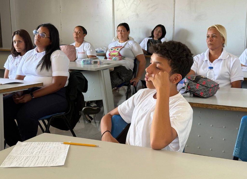 Dando un paso al frente en la articulación de la educación formal con el desarrollo socio productivo del país, el
Instituto Nacional de Capacitación y Educación Socialista (Inces) activó el proceso de formación del programa de Bachillerato Productivo para el personal de su sede central en la avenida Nueva Granada. La iniciativa, coordinada entre la Gerencia General de Talento Humano y el Centro de Formación Socialista Jorge Antonio Rodríguez, atiende a los trabajadores y trabajadoras que requieren iniciar o culminar la educación media.