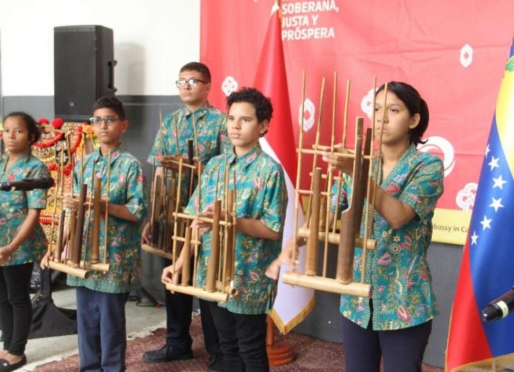 Ministerio del Poder Popular para la Cultura (MinCultura) y la Embajada de la República de Indonesia desarrollaron una agenda cultural conjunta en las instalaciones de la U.E.N. Pedro Emilio Coll, con el propósito de impulsar el intercambio de saberes y consolidar la identidad de ambos pueblos. La actividad combinó las tradiciones de Indonesia con la riqueza del folclor venezolano a través de muestras de danza, música, degustaciones gastronómicas y talleres socioculturales que fomentan el diálogo, la solidaridad y la fraternidad entre las naciones.