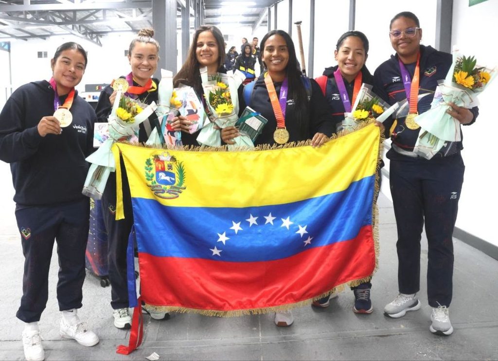 Una delegación de 80 atletas venezolanos de diversas disciplinas arribó al Aeropuerto Internacional Simón Bolívar de Maiquetía tras su exitosa participación en los Juegos Suramericanos Santa Fe 2026. Los deportistas de esgrima, softbol femenino, tiro deportivo, ciclismo de ruta, triatlón y voleibol de cancha retornaron al país con importantes preseas para el medallero nacional.