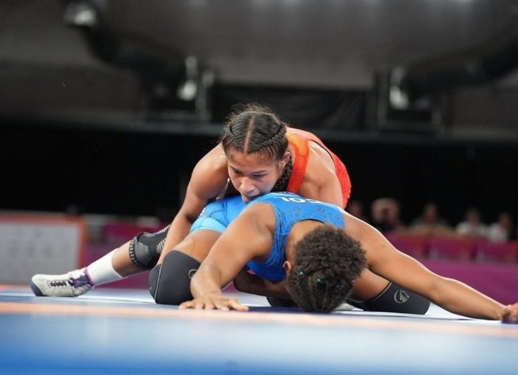 Selección nacional de lucha libre femenina impulsó el medallero venezolano en los Juegos Suramericanos de Santa Fe 2026, tras conquistar dos preseas doradas y tres de plata en el acolchado de la Nave B del Parque Independencia de Rosario, Argentina. Con este notable rendimiento en la jornada dominical, la delegación criolla consolidó la destacada actuación iniciada previamente por el equipo masculino y mantuvo al país en la cima general de este deporte.
