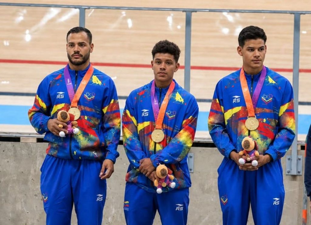 Ciclismo de pista amplió la cosecha de la delegación criolla en los XIII Juegos Suramericanos Santa Fe 2026, tras conquistar una medalla de plata y dos de bronce durante la jornada dominical. Los pedalistas nacionales mantuvieron un elevado nivel competitivo en el velódromo y aseguraron tres posiciones de honor en las pruebas por equipos frente a los principales exponentes del continente.