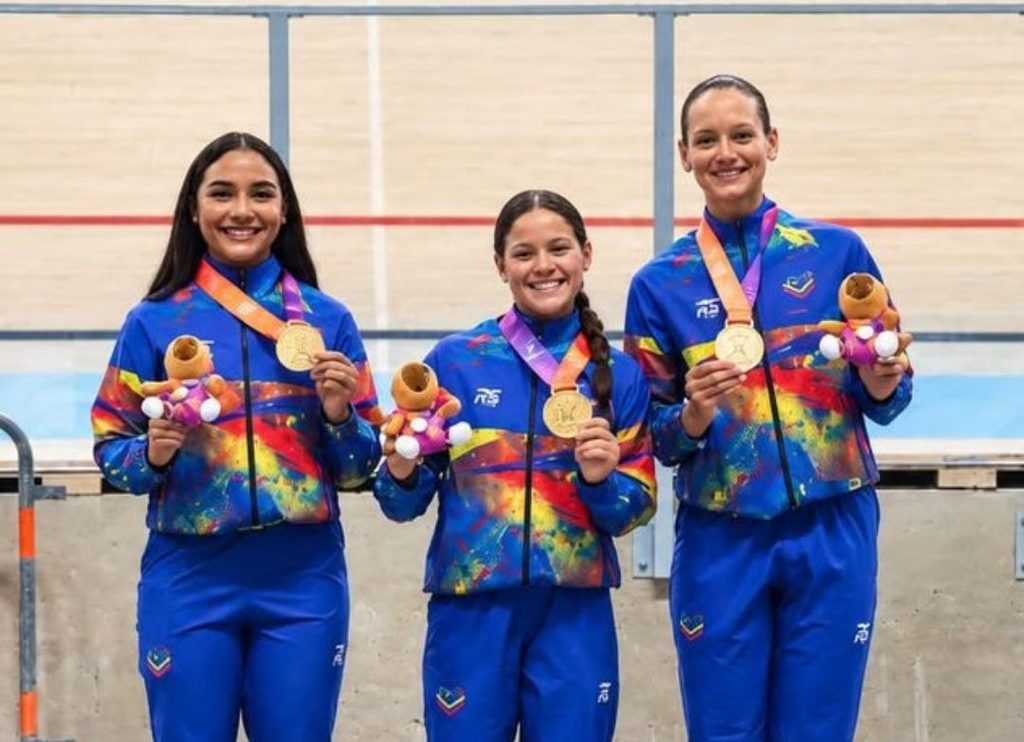 Ciclismo de pista amplió la cosecha de la delegación criolla en los XIII Juegos Suramericanos Santa Fe 2026, tras conquistar una medalla de plata y dos de bronce durante la jornada dominical. Los pedalistas nacionales mantuvieron un elevado nivel competitivo en el velódromo y aseguraron tres posiciones de honor en las pruebas por equipos frente a los principales exponentes del continente.