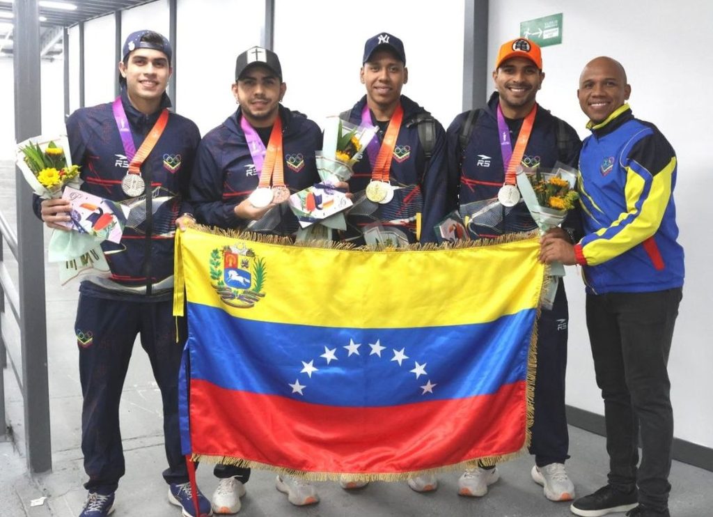 Una delegación de 80 atletas venezolanos de diversas disciplinas arribó al Aeropuerto Internacional Simón Bolívar de Maiquetía tras su exitosa participación en los Juegos Suramericanos Santa Fe 2026. Los deportistas de esgrima, softbol femenino, tiro deportivo, ciclismo de ruta, triatlón y voleibol de cancha retornaron al país con importantes preseas para el medallero nacional.