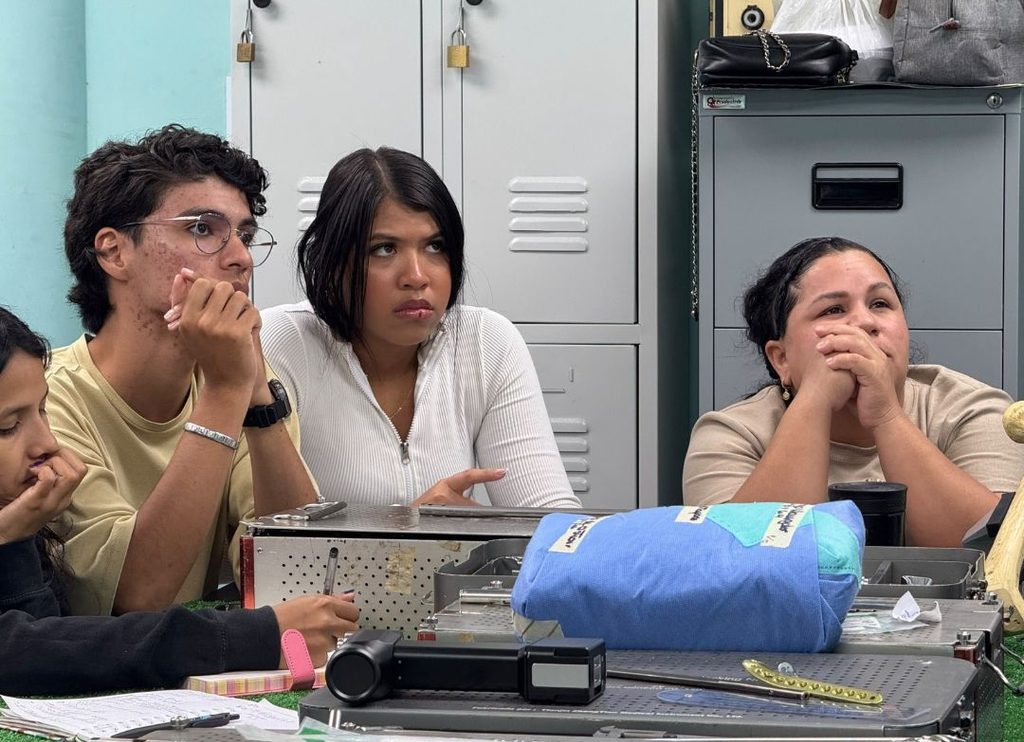 Un total de 13 instrumentadores quirúrgicos pertenecientes al Banco de Osteosíntesis de la Ciudad Hospitalaria Dr. Enrique Tejera (CHET), ubicada en el estado Carabobo, formaron parte de un taller de capacitación especializado en técnicas quirúrgicas avanzadas e implantación de tornillos. Esta jornada de formación técnica busca elevar los niveles de precisión en los quirófanos y garantizar un servicio de salud óptimo para los pacientes traumatológicos de la entidad.
​