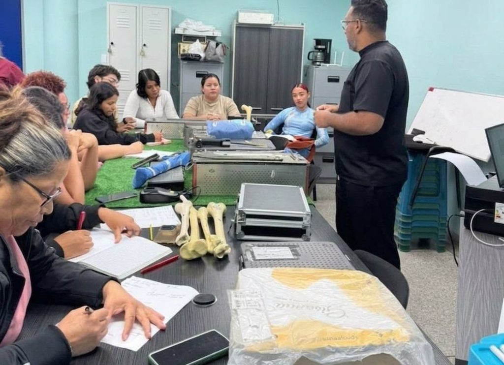 Un total de 13 instrumentadores quirúrgicos pertenecientes al Banco de Osteosíntesis de la Ciudad Hospitalaria Dr. Enrique Tejera (CHET), ubicada en el estado Carabobo, formaron parte de un taller de capacitación especializado en técnicas quirúrgicas avanzadas e implantación de tornillos. Esta jornada de formación técnica busca elevar los niveles de precisión en los quirófanos y garantizar un servicio de salud óptimo para los pacientes traumatológicos de la entidad.
​