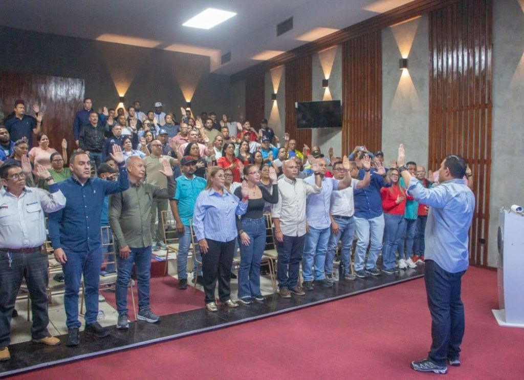 Gobernador del estado Falcón, Víctor Clark, juramentó este jueves los gabinetes de servicios públicos de los 25 municipios de la entidad en un acto celebrado en Coro.