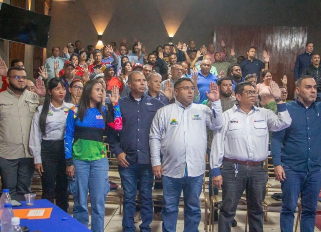 Gobernador del estado Falcón, Víctor Clark, juramentó este jueves los gabinetes de servicios públicos de los 25 municipios de la entidad en un acto celebrado en Coro.