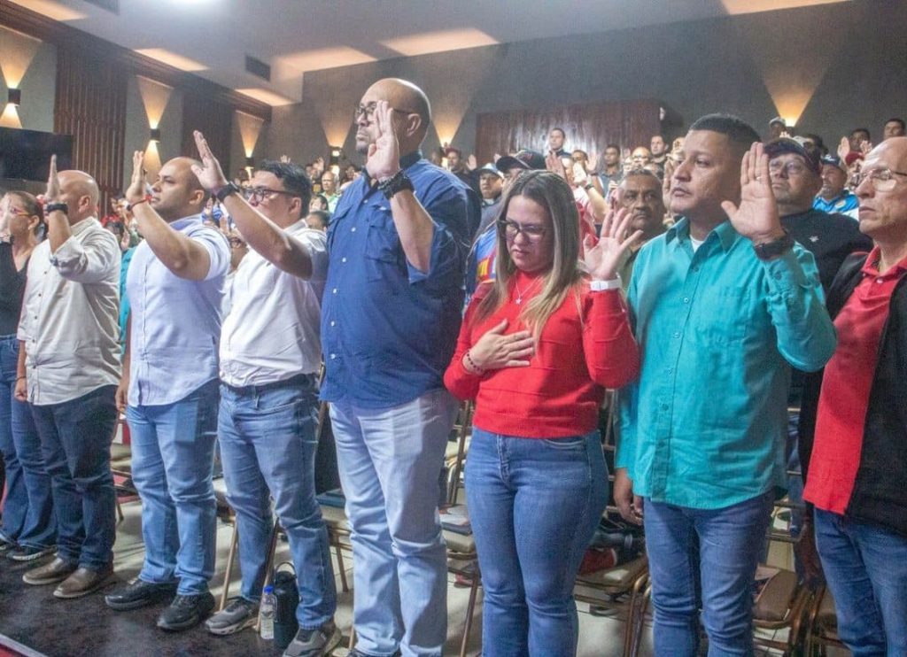 Gobernador del estado Falcón, Víctor Clark, juramentó este jueves los gabinetes de servicios públicos de los 25 municipios de la entidad en un acto celebrado en Coro.