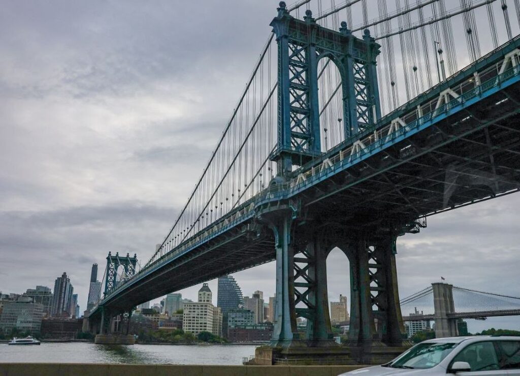 Desde su instalación permanente en Nueva York en 1952, la Organización de las Naciones Unidas (ONU) permanece como el escenario geopolítico central de la historia moderna. Fundada el 24 de octubre de 1945 con la firma de la Carta de las Naciones Unidas por 51 Estados con Venezuela entre sus miembros originarios, la institución nació para evitar la conflagración bélica, salvaguardar los derechos humanos y fortalecer el Derecho Internacional. Su sede en Manhattan goza de un estatus extraterritorial sobre un suelo soberano de carácter internacional, resguardado por normas y cuerpos de seguridad propios. 