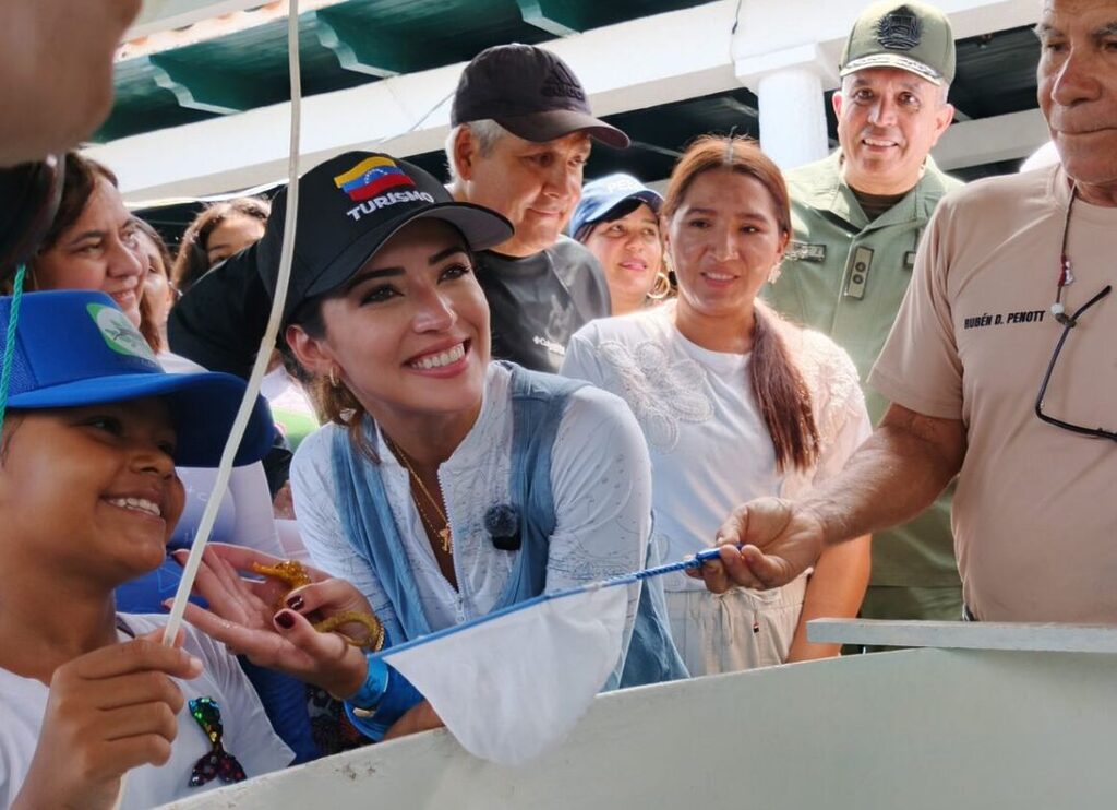 Ministerio del Poder Popular para Ciencia y Tecnología (Mincyt), a través de la Fundación Instituto de Estudios Avanzados (IDEA), ejecutó la liberación de 250 caballitos de mar en el Parque Nacional Mochima con motivo del Día Mundial de las Playas. La jornada contó con la participación de los ministerios de Ecosocialismo (Minec), Turismo (MinTurismo), Atención de las Aguas (MinAguas), y Pesca y Acuicultura (MinPesca), además del acompañamiento de los niños y jóvenes del Programa Nacional Semilleros Científicos en la preservación del ecosistema marino.