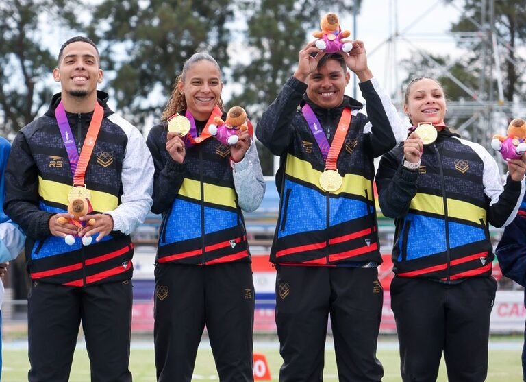 Posta mixta venezolana protagonizó una remontada para conquistar la medalla de oro en la prueba del relevo 4x100 de los XIII Juegos Suramericanos Santa Fe 2026. La cuarteta nacional, integrada por los velocistas Orangys Jiménez, Bryant Álamo, Alexis Nieves y Glanyernis Guerra, detuvo el cronómetro en 41.87 segundos para adueñarse de la cúspide del podio, superar el clima frío de la jornada y convertirse en la única delegación que logró bajar de la barrera de los 42 segundos en el debut de esta modalidad. ​