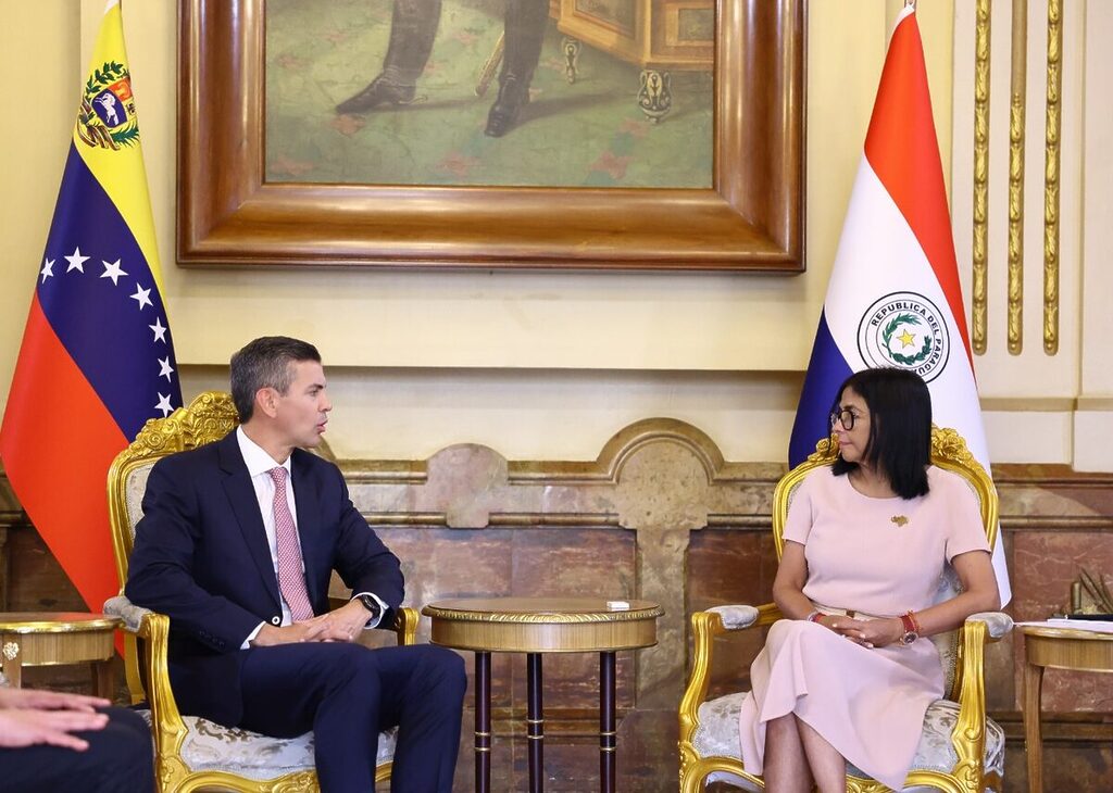 Presidente Santiago Peña junto a la Presidenta Delcy Rodríguez