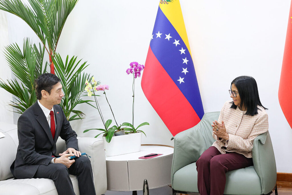 Presidenta Delcy Rodríguez junto a Lan Hu
