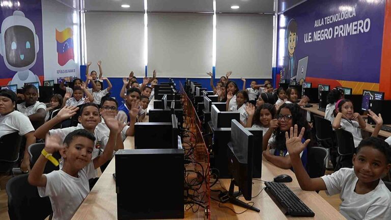 niños en el colegio Negro Primero