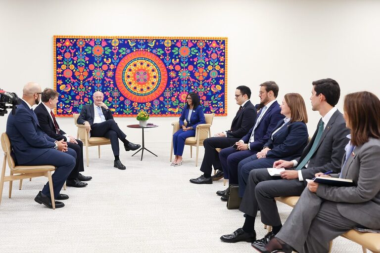 Presidenta Delcy Rodríguez reunida