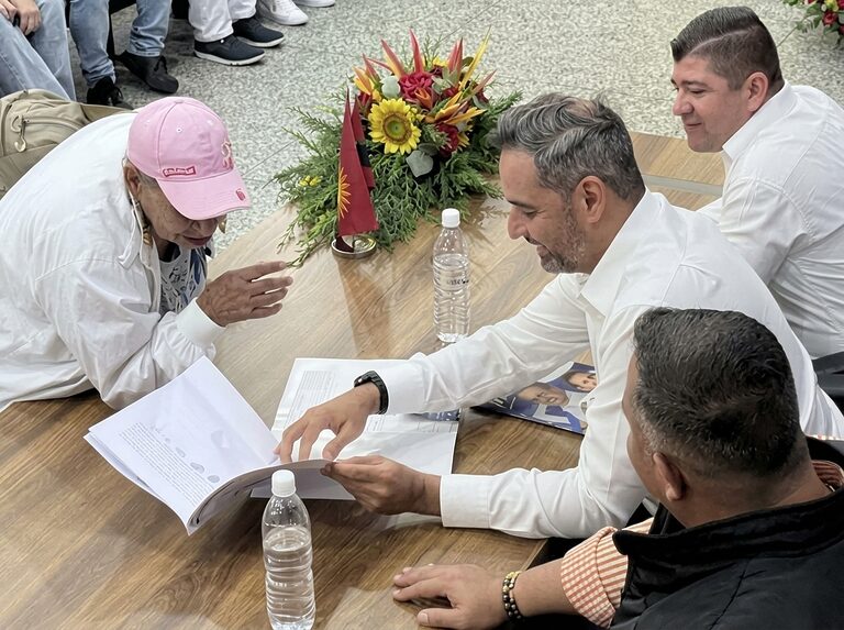 Alcalde entrega titulo de propiedad