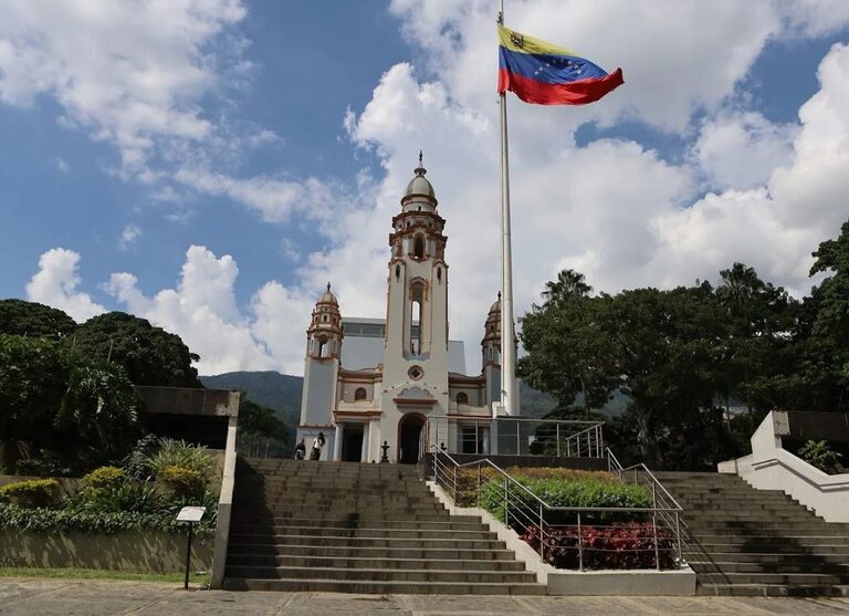 Gobierno Nacional entrega rehabilitado el Panteón Nacional a 150 años de la llegada de los restos del Libertador​