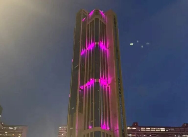 Iluminan la torre de Parque Central en homenaje a la mujer