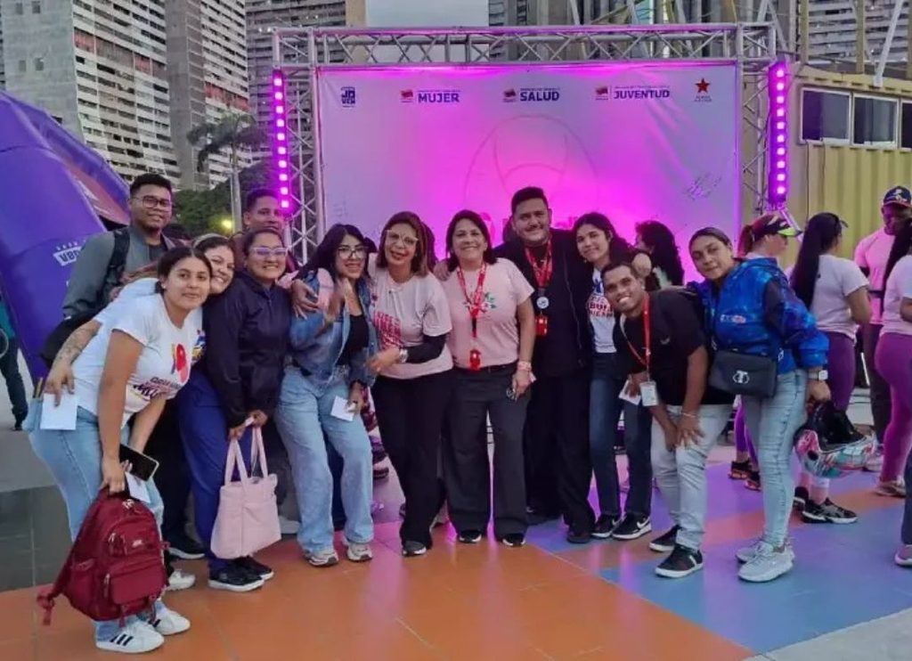 Iluminan la torre de Parque Central en homenaje a la mujer