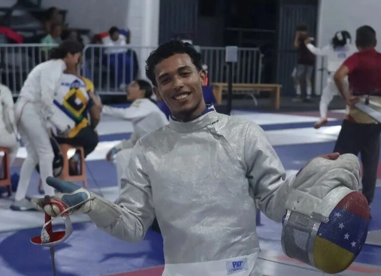Eduar Bru conquista el oro invicto en el Suramericano de Esgrima​