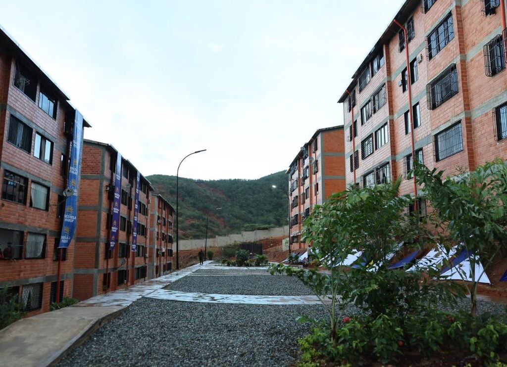 Presidenta Delcy Rodríguez entrega 607 viviendas y activa recursos para condominios