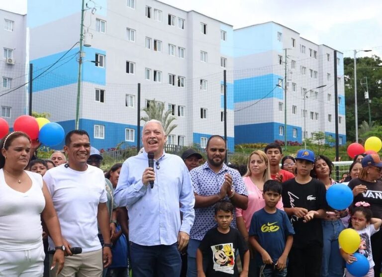 Entregan 160 viviendas en el urbanismo Santa Cruz de Guarenas