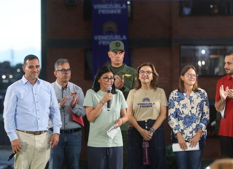 Plan Venezuela Renace entrega viviendas recuperadas a familias de La Guaira
