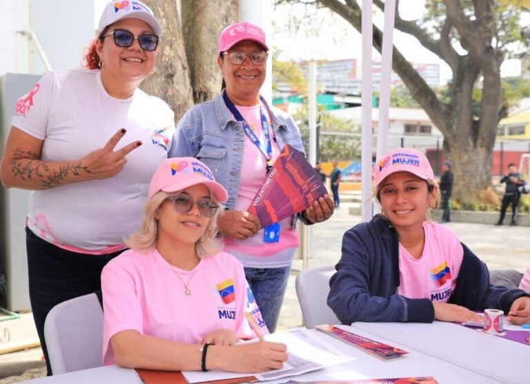 Ministerio de la Mujer desplega jornada médica en El Paraiso como parte del inicio del Mes Rosa