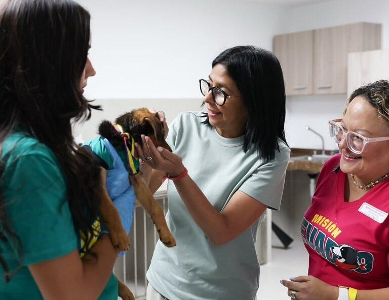 Presidenta Delcy Rodríguez con perros