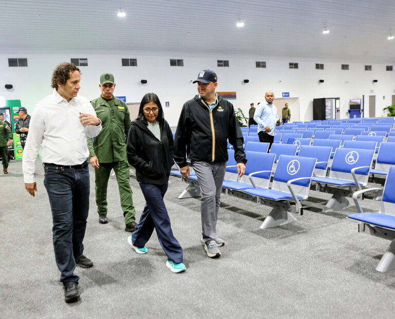 Presidenta Delcy Rodríguez en aeropuerto