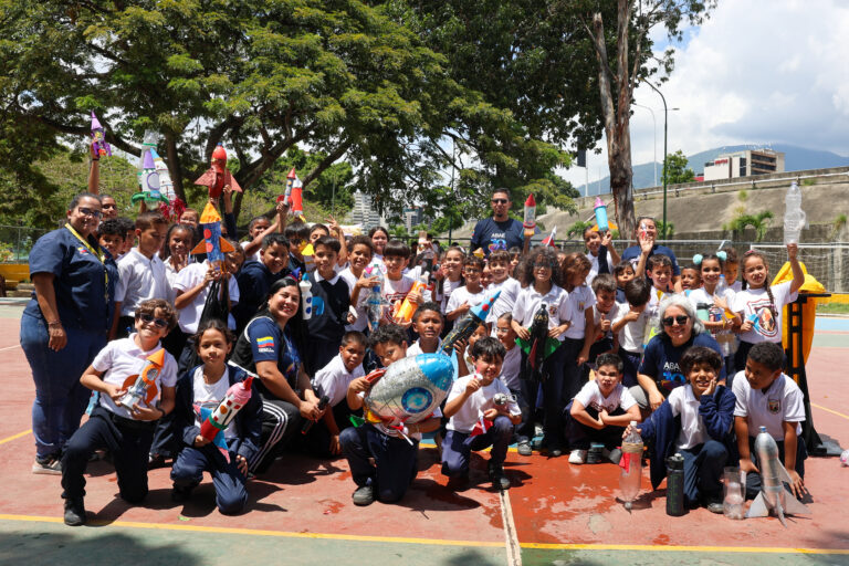 Más de 400 estudiantes participaron en actividades educativas de la Semana Mundial del Espacio