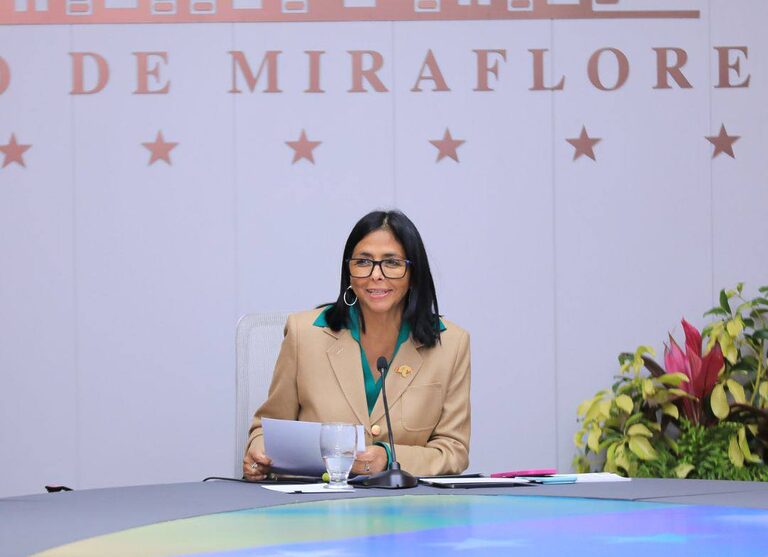 La presidenta Delcy Rodríguez firma acuerdo con SpaceX VZ y autoriza la operación formal de Starlink en Venezuela